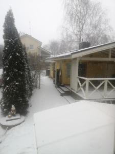 uma casa com um snowboard em frente a uma casa em Mummon saunamökki em Helsínquia