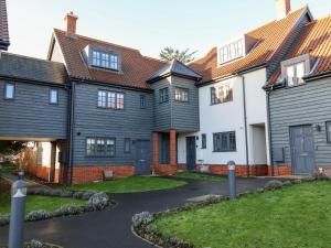 a row of houses with a driveway at 8 Oaks Court in Leiston