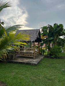 um gazebo com um telhado num quintal em Rak Suan Homestay รักสวนโฮมสเตย์ em Khao Lak