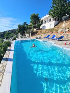 Bazén v ubytovaní Secret Sporades Panoramic Residence alebo v jeho blízkosti