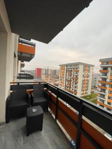 d'un balcon avec deux chaises et vue sur la ville. dans l'établissement Apartamente Lux SYA Residence, à Braşov