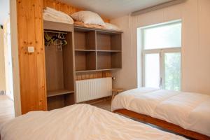 1 dormitorio con 2 camas y ventana en Poezelhoekvallei Loft, en Zonnebeke