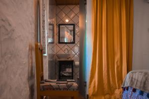 a room with a mirror and a sink and a chair at Patio da Memoria in Palmela
