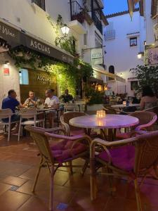 tavolo e sedie con persone sedute al ristorante di Beautiful Spanish apartment in Torremolinos a Torremolinos