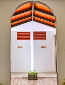 lustro przed garażem z dwoma drzwiami w obiekcie Island Ambience w mieście Maafushi