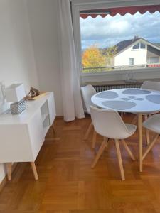 comedor con mesa, sillas y ventana en East View en Freudenstadt