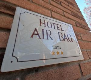 un letrero para una bolsa de aire de hotel en una pared de ladrillo en Hotel Air Bag, en Lodi