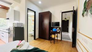 BluO Studio Noida - BathTub, Gym, Balcony, Garden في نويدا: غرفة بسرير ومطبخ مع ثلاجة +9 صور