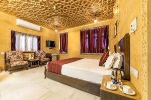 Кровать или кровати в номере Hotel Sky Plaza - Best ever view of Jaisalmer Fort