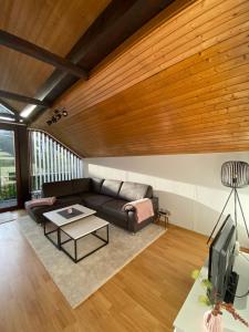 ein Wohnzimmer mit einem Sofa und einem Tisch in der Unterkunft Ferienwohnung mit Aussicht in Koblenz