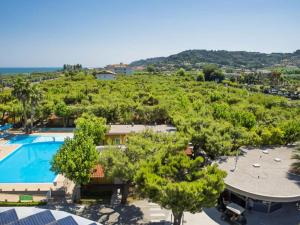 una vista aerea di un resort con piscina e alberi di Pleasant holiday home in Cupra Marittima with garden a Cupra Marittima