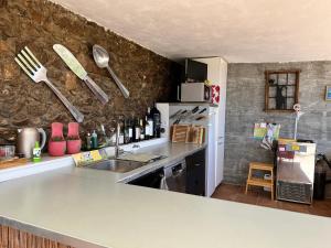 Kuchnia lub aneks kuchenny w obiekcie Finca Zayas Whole Estate