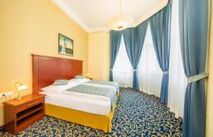 A bed or beds in a room at Hotel Bellevue Wien