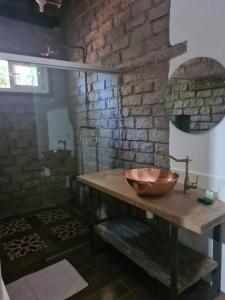 - une salle de bains avec un bol en bois sur un comptoir en bois dans l'établissement Bosque São Francisco, à Chapada dos Guimarães
