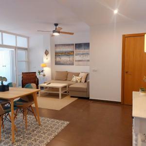 uma sala de estar com um sofá e uma mesa em Apartamento Jalama - 1C em Moraleja