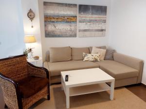 uma sala de estar com um sofá e uma mesa de centro em Apartamento Jalama - 1C em Moraleja