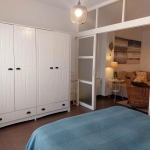 1 dormitorio con armarios blancos y 1 cama azul en Apartamento Jalama - 1C, en Moraleja