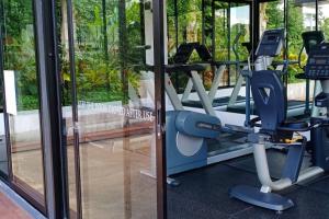 a gym with a elliptical machine in a gym at Chaweng Beach Apartment 1 Schlafzi-1Wohnzi-Pool-Fitnes in Ban Ko Khwan