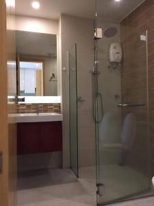 a bathroom with a glass shower and a sink at Chaweng Beach Apartment 1 Schlafzi-1Wohnzi-Pool-Fitnes in Ban Ko Khwan