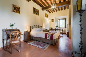um quarto com uma cama, uma mesa e uma secretária em Borgo Petroro em Todi