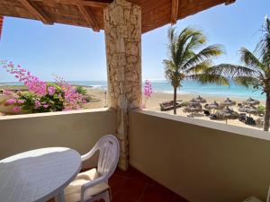 d'un balcon avec une table et une vue sur la plage. dans l'établissement Porto Antigo 1 - Beach apartments, à Santa Maria