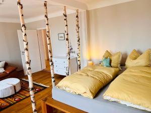 ein Schlafzimmer mit einem Bett mit einem Baum in der Unterkunft Kuschelige helle Ferienwohnung in Gotha