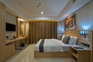 Habitación de hotel con cama y escritorio en THE PORT BY JDANIELS, en Trivandrum