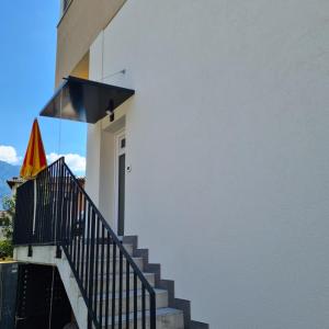 eine Treppe, die zu einem weißen Haus führt in der Unterkunft Appartamento Ticino in Monte Carasso