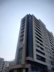 un grand bâtiment avec un panneau sur celui-ci dans l'établissement Adiva Residency Beacon, Grant Road, Mumbai, à Mumbai