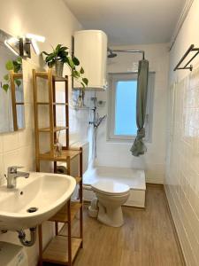 a bathroom with a sink and a toilet and a window at Ferienwohnung am Hang mit malerischer Aussicht in Osterode