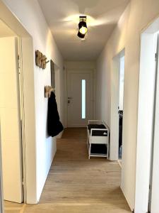 a hallway leading to a room with at Ferienwohnung am Hang mit malerischer Aussicht in Osterode
