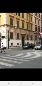una persona en bicicleta en una calle de la ciudad en Alloggio Hello Roma 2.0 en Roma