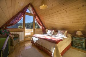 a bedroom with a bed in a log cabin at Tajgołka in Murzasichle