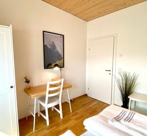 a dining room with a table and a chair at Ferienwohnung Das LechSide in Pflach