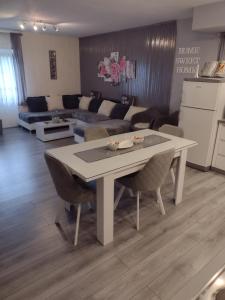 cocina y sala de estar con mesa y sofá en Mare kuća za odmor, en Šibenik