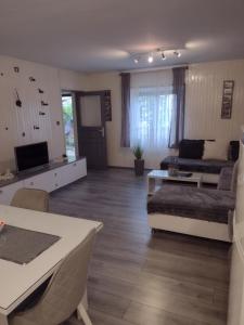 Sala de estar amplia con cama y mesa en Mare kuća za odmor, en Šibenik