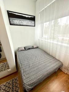 Cama en habitación con ventana en Savi Apartment, en Pärnu