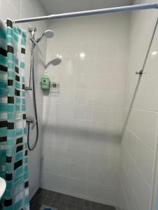 baño con ducha y puerta de cristal en Savi Apartment, en Pärnu