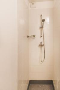 W łazience znajduje się prysznic z głowicą prysznicową. w obiekcie Studio Hyères Médiéval w Hyères