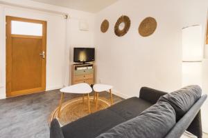 a living room with a couch and a tv at Studio Hyères Médiéval in Hyères