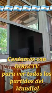 una TV a schermo piatto seduta sopra un tavolo di MauMari a Tigre