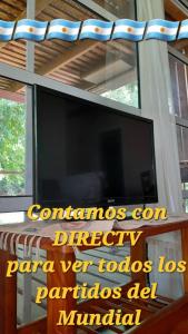 TV de pantalla plana en la parte superior de una mesa en MauMari en Tigre