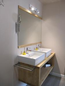 bagno con 2 lavandini e specchio di Casa D&N a Passendale