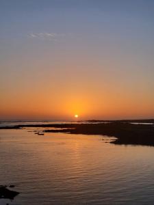 een zonsondergang boven de oceaan met de zon in de lucht bij Mar Bonanza in Orzola