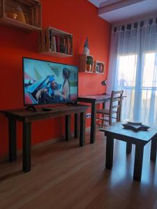 un soggiorno con TV su un tavolo in legno di Apartamento Alcázar parking incluido VU-TERUEL-18-035 a Teruel