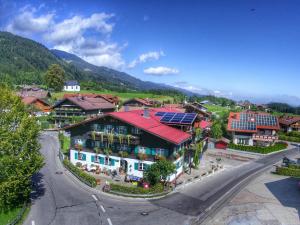 een luchtzicht op een stad met huizen en een straat bij Landhaus Speiser in Bolsterlang +26 foto's