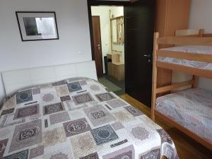 Cozy apartment Bjelašnica Ski Resort tesisinde bir ranza yatağı veya ranza yatakları