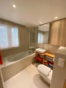 uma casa de banho com um WC, um lavatório e uma banheira em Chalet Greuffa em Courchevel