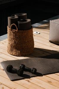 una cesta de mimbre con dos tazas sobre una mesa de madera en Pousada Zinga Caraíva, en Caraíva