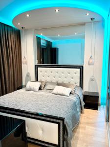 um quarto com uma cama grande e um espelho grande em GUEST-K President - Grenoble Centre em Grenoble
